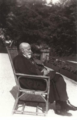 Albert Dotti auf der Terrasse seiner Villa in Berlin
